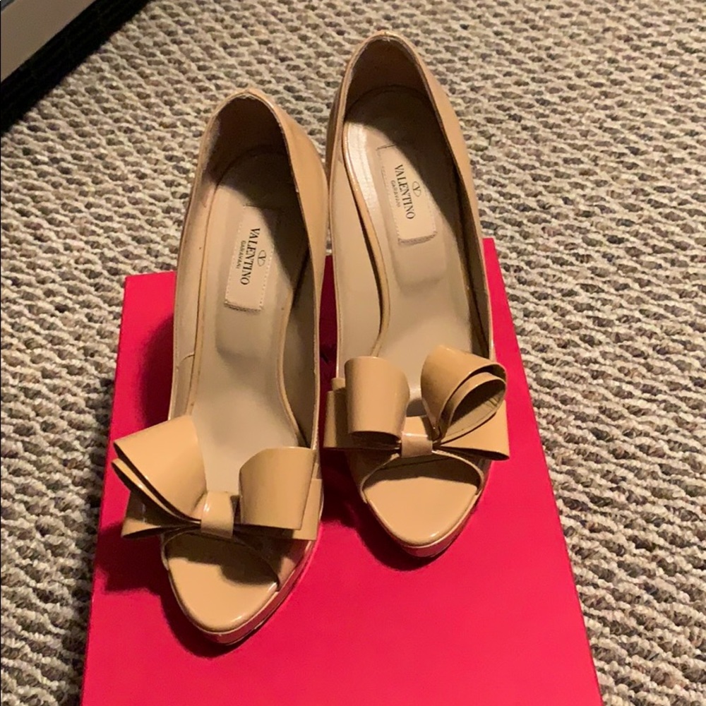 Valentino beige patent leather heels